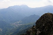 61 Vista sul torrione con croce del Mincucco e verso S. Brigida